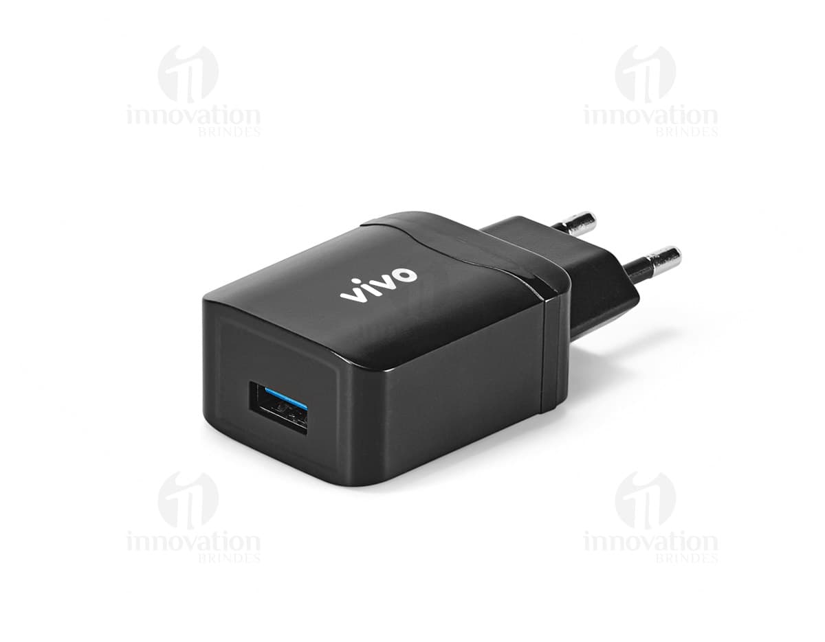 Adaptador USB com tecnologia de carregamento rápido. Adaptador USB com tecnologia de carregamento rápido.