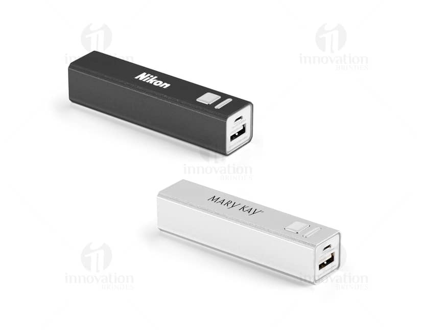 Power Bank 1.800 mAh na cor preta, com design compacto e leve. Possui entrada USB e indicador de carga em LED. Ideal para carregar dispositivos eletrônicos como celulares e tablets.