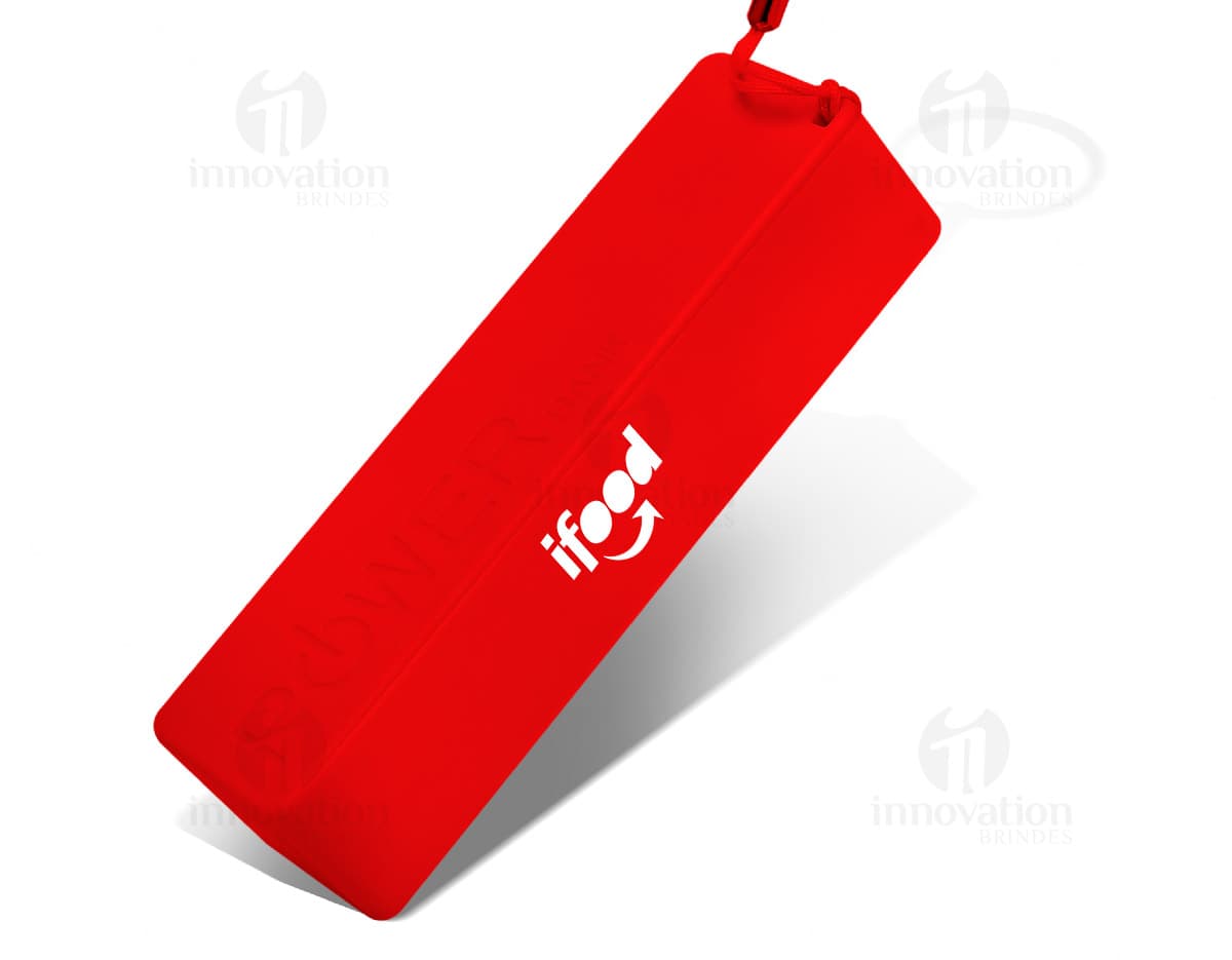 Porta canetas com relógio na cor preta, contendo quatro compartimentos para armazenamento de canetas. O relógio digital está posicionado no topo do objeto. Porta canetas com relógio na cor preta, contendo quatro compartimentos para armazenamento de canetas. O relógio digital está posicionado no topo do objeto.