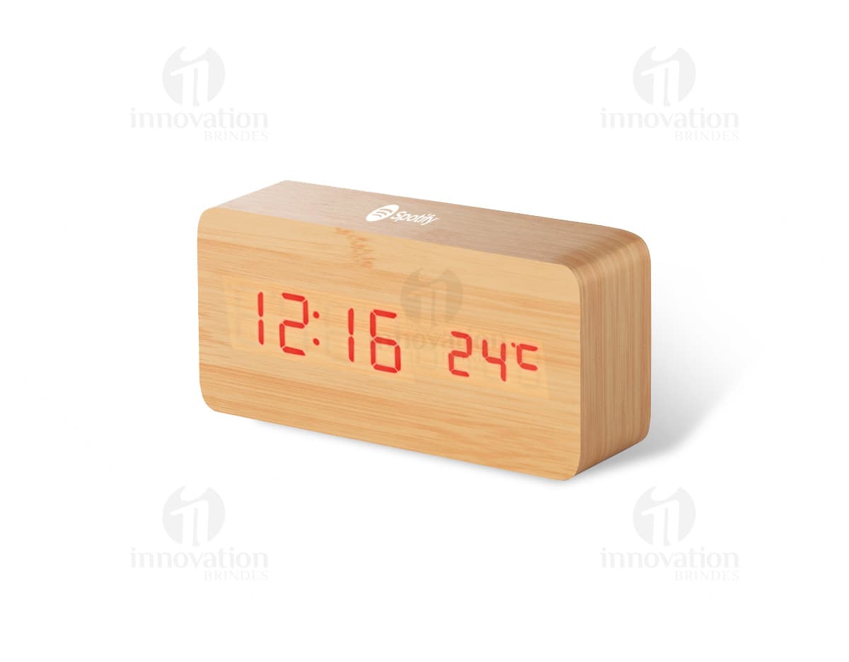 Relógio digital LED com display de hora e alarme ativado. Relógio digital LED com display de hora e alarme ativado.