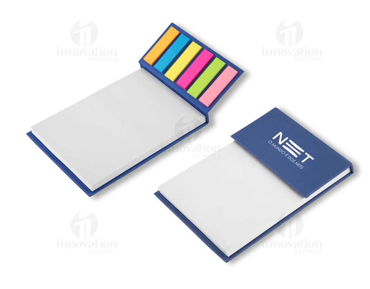 Caderno com capa dura e esferográfica sobre fundo branco. Caderno com capa dura e esferográfica sobre fundo branco.