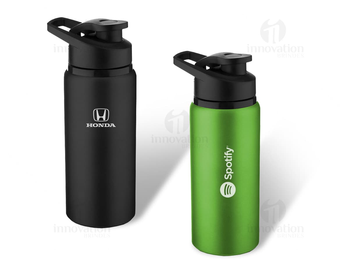Squeeze de metal 600 ml, na cor prata, com tampa rosqueável e detalhes em relevo. Squeeze de metal 600 ml, na cor prata, com tampa rosqueável e detalhes em relevo.