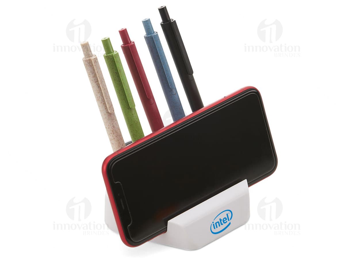 Suporte para telefone com porta lápis e clipes em um ambiente de escritório organizado. Suporte para telefone com porta lápis e clipes em um ambiente de escritório organizado.