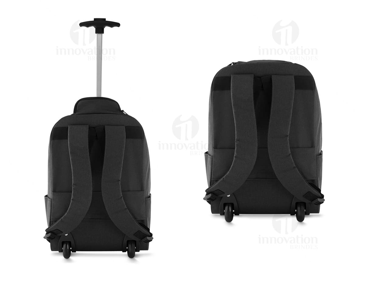 Mochila com rodinhas em cor preta, possui alças acolchoadas e compartimentos externos para guardar materiais escolares. Mochila com rodinhas em cor preta, possui alças acolchoadas e compartimentos externos para guardar materiais escolares.