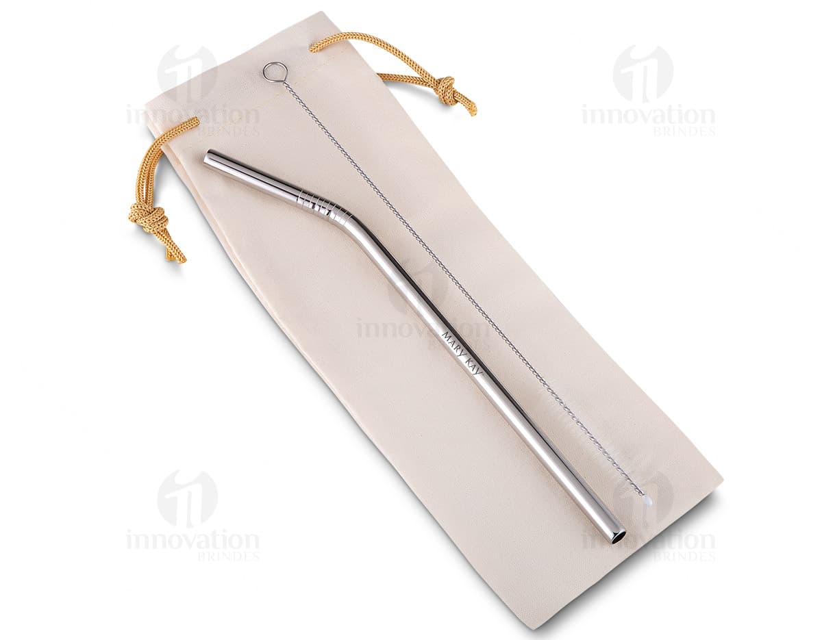 Kit Canudo de Aço Inox Curvo com Escova, contendo dois canudos curvos de aço inoxidável e uma escova de limpeza. Kit Canudo de Aço Inox Curvo com Escova, contendo dois canudos curvos de aço inoxidável e uma escova de limpeza.