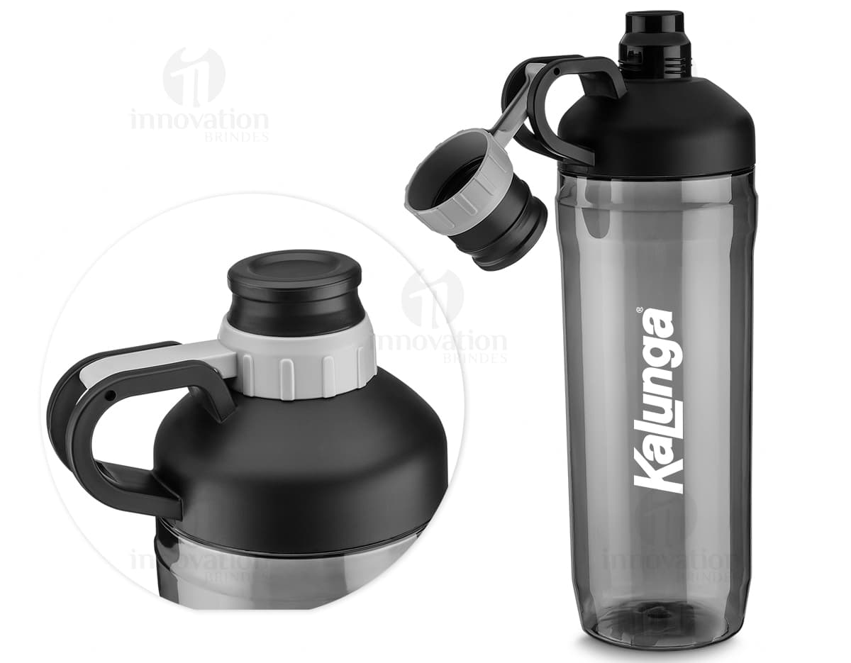 Squeeze plástico de 1500ml em cor transparente, com tampa rosqueável e bico para ingestão de líquidos. Squeeze plástico de 1500ml em cor transparente, com tampa rosqueável e bico para ingestão de líquidos.