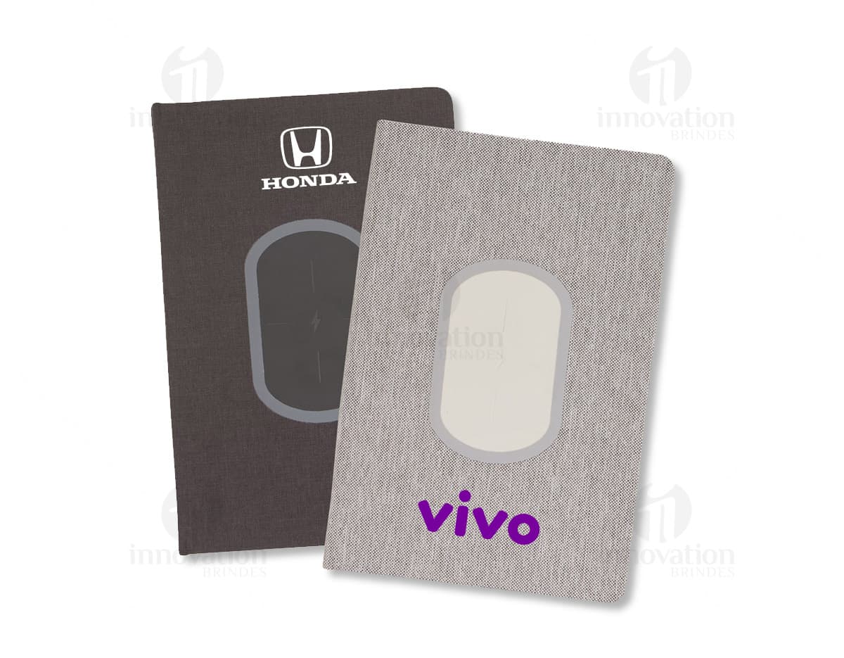 Kit com 6 porta copos em formato quadrado, feitos de madeira e com estampas coloridas de frutas cítricas. Kit com 6 porta copos em formato quadrado, feitos de madeira e com estampas coloridas de frutas cítricas.