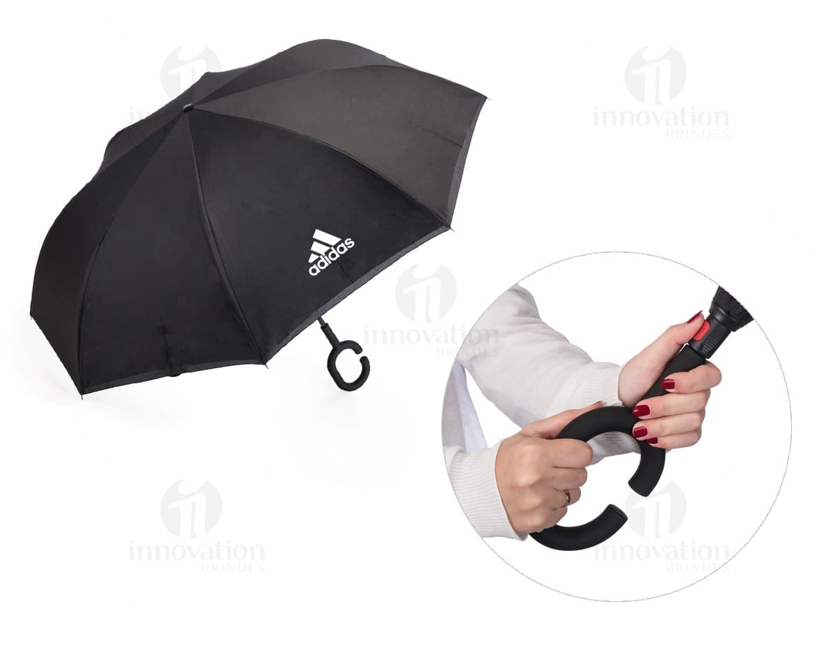 Guarda chuva invertido com forro, na cor preta. Guarda chuva invertido com forro, na cor preta.