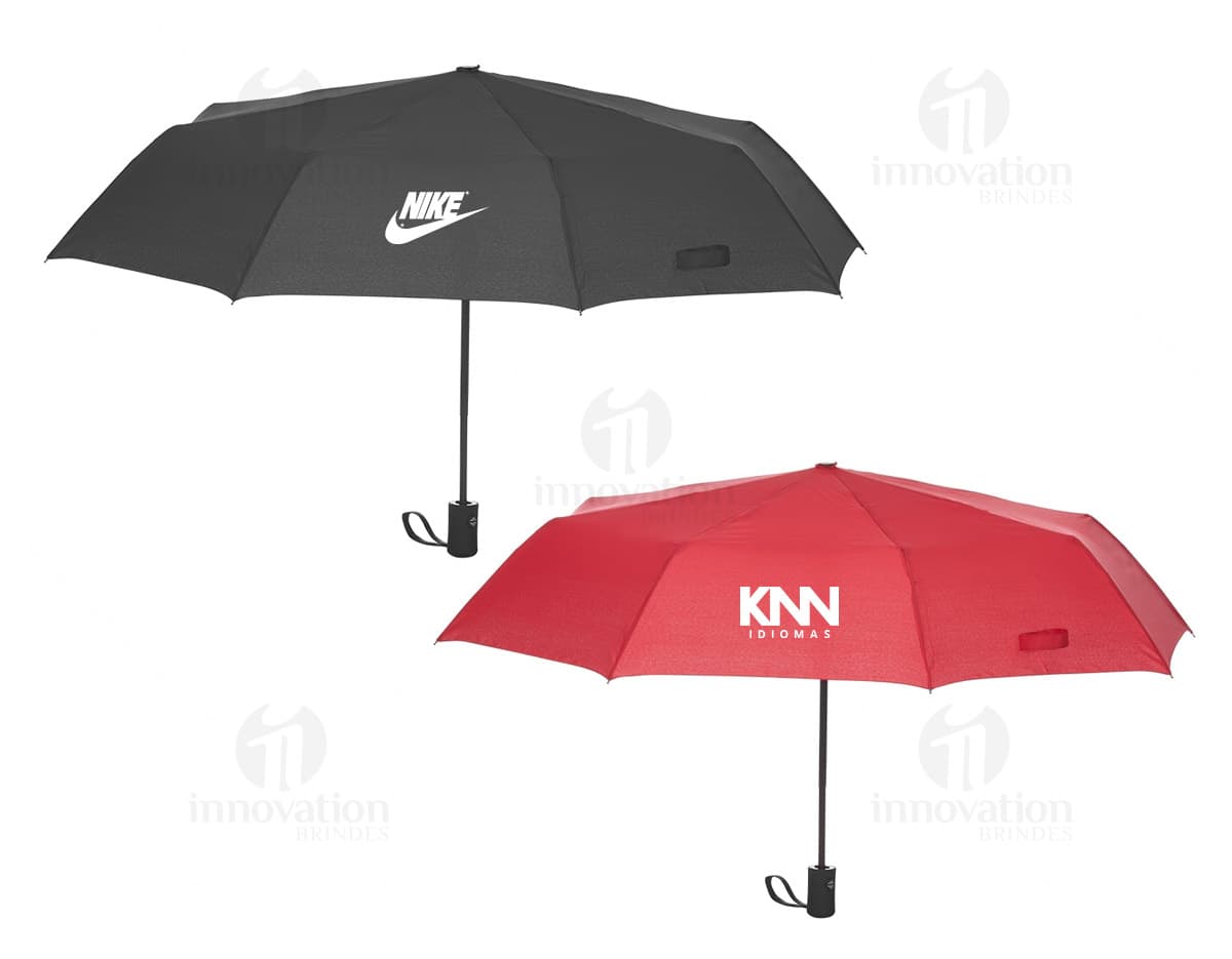 Guarda-chuva poliéster 190T dobrável em fundo branco, fechado e compacto. Guarda-chuva poliéster 190T dobrável em fundo branco, fechado e compacto.