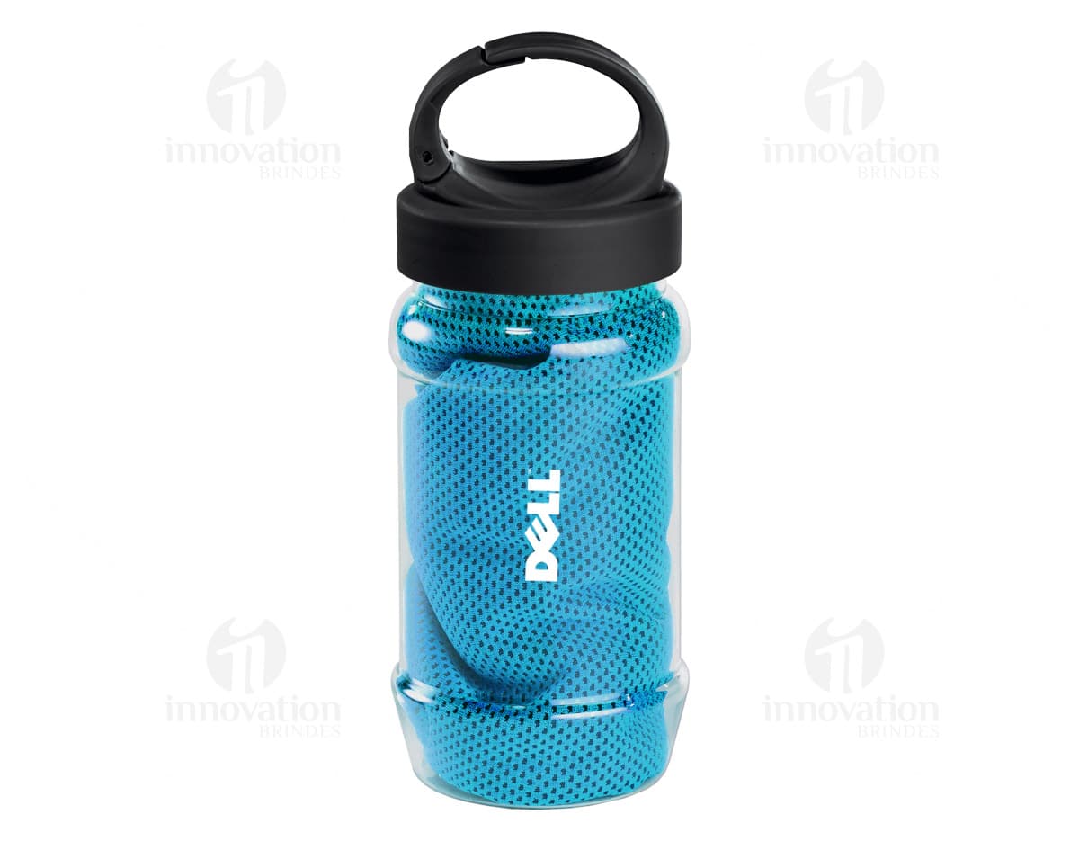 Kit com 6 porta copos de diferentes cores e estampas sobre uma mesa de madeira. Kit com 6 porta copos de diferentes cores e estampas sobre uma mesa de madeira.