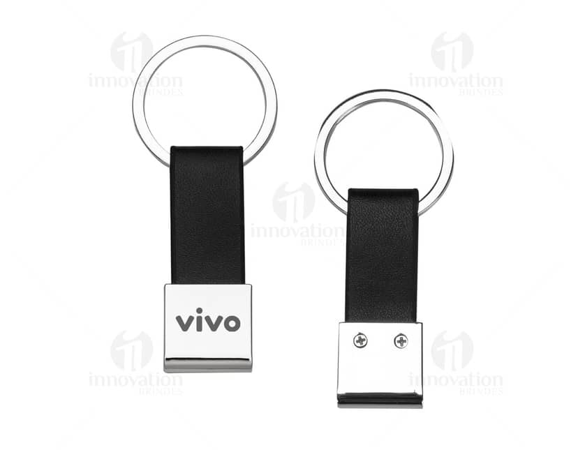 Chaveiro metal quadrado com acabamento em couro preto.