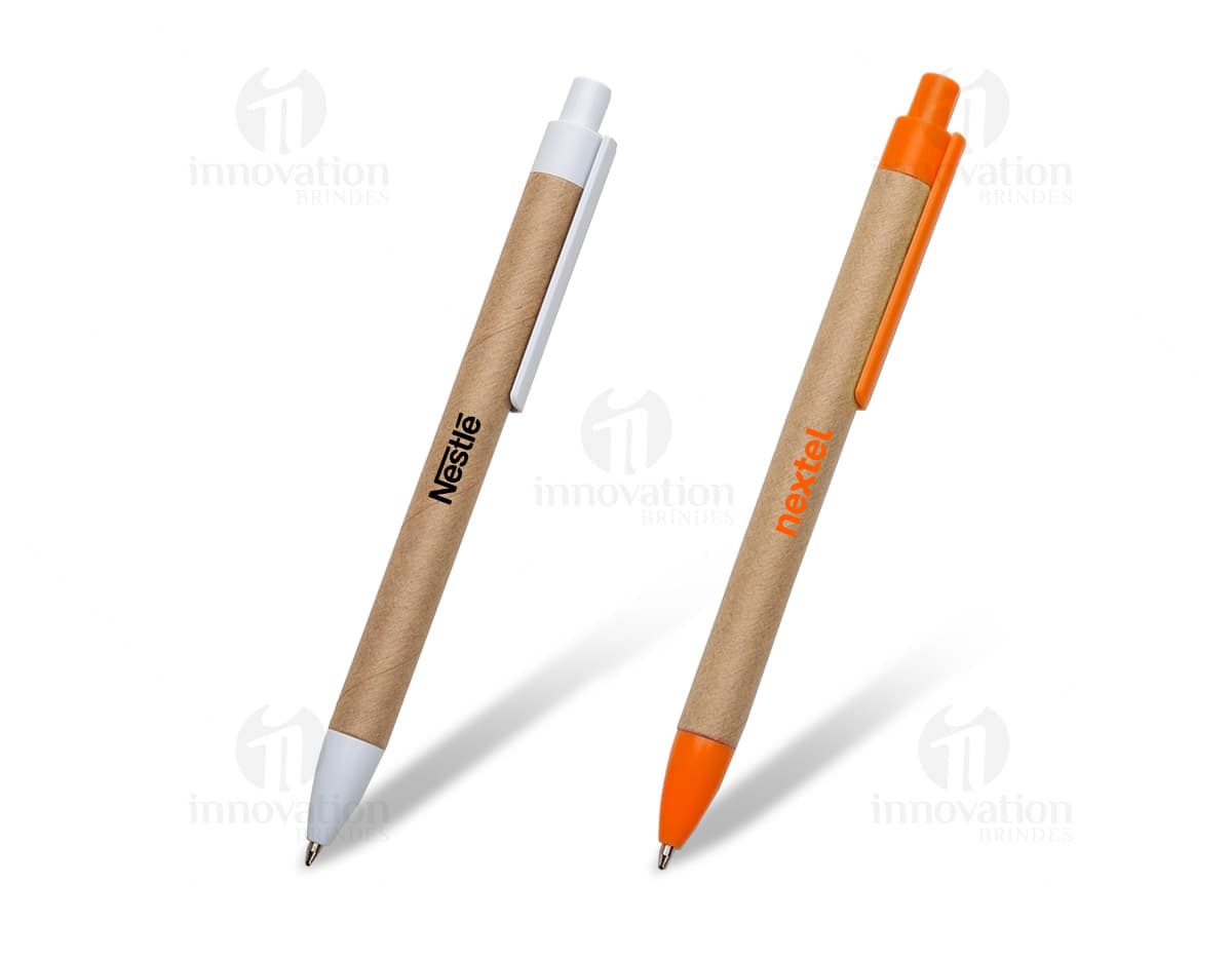 Kit com 6 porta copos em diferentes cores e estampas, dispostos em uma mesa de madeira. Kit com 6 porta copos em diferentes cores e estampas, dispostos em uma mesa de madeira.