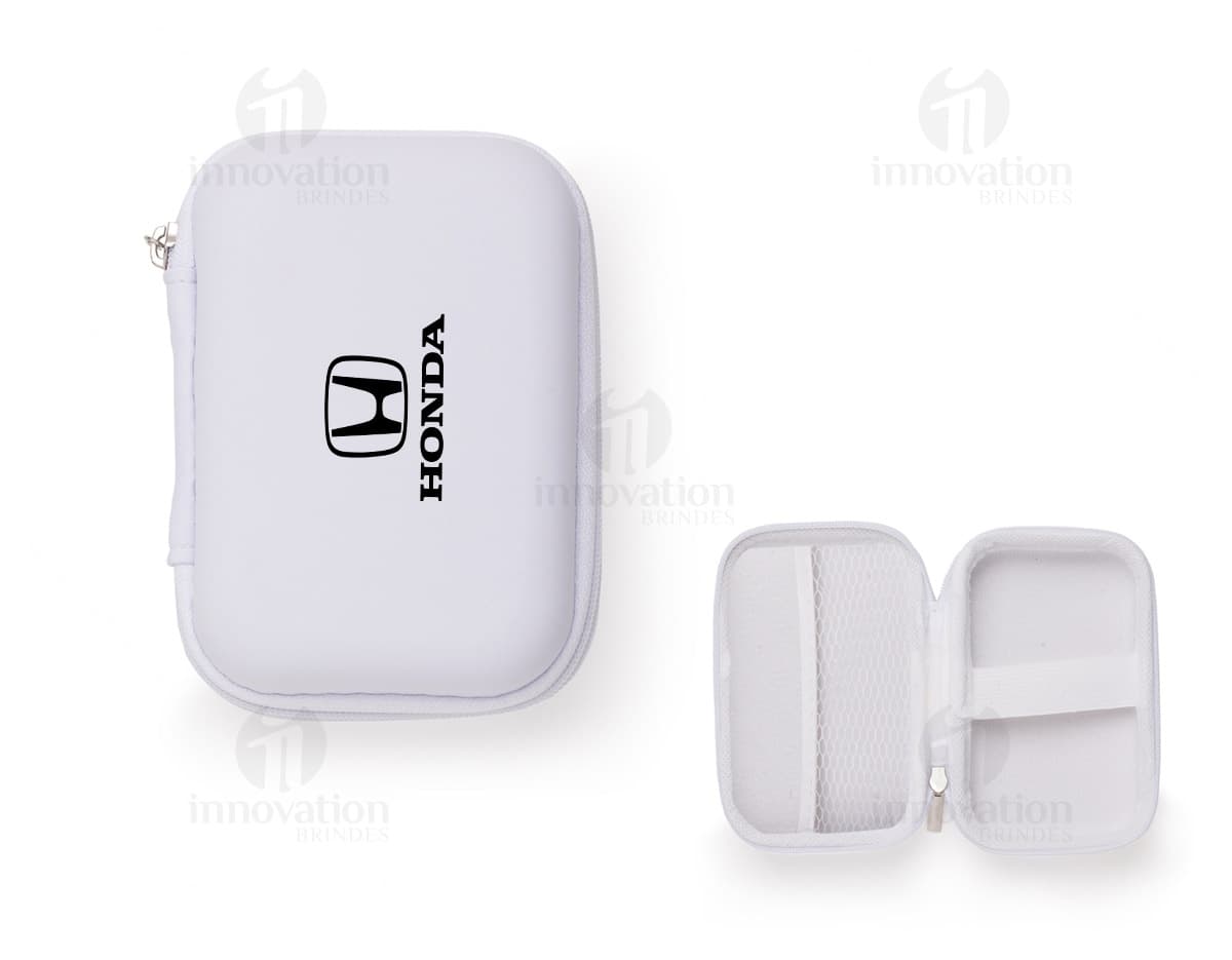 Kit com 6 porta copos de diferentes cores e estampas, dispostos em uma mesa de madeira. Kit com 6 porta copos de diferentes cores e estampas, dispostos em uma mesa de madeira.