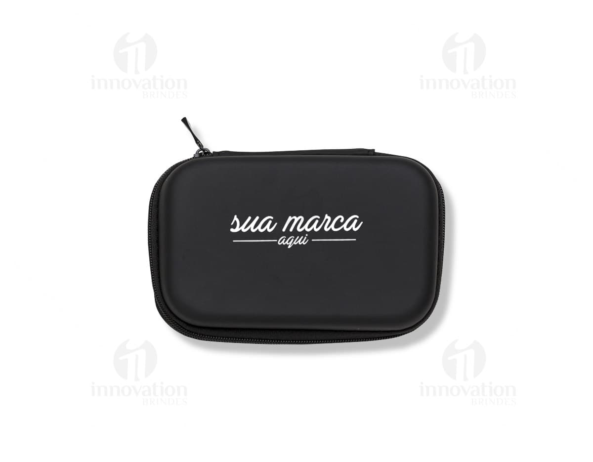 Kit com 6 porta copos de diferentes cores e estampas, dispostos em uma mesa de madeira. Kit com 6 porta copos de diferentes cores e estampas, dispostos em uma mesa de madeira.
