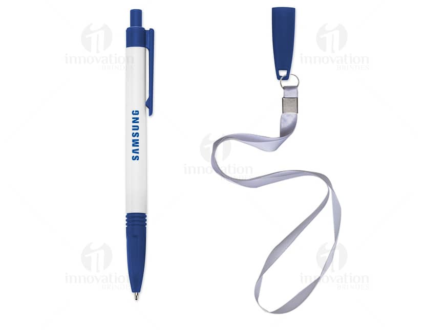 Caneta plástica com cordão preto e detalhes em prata.