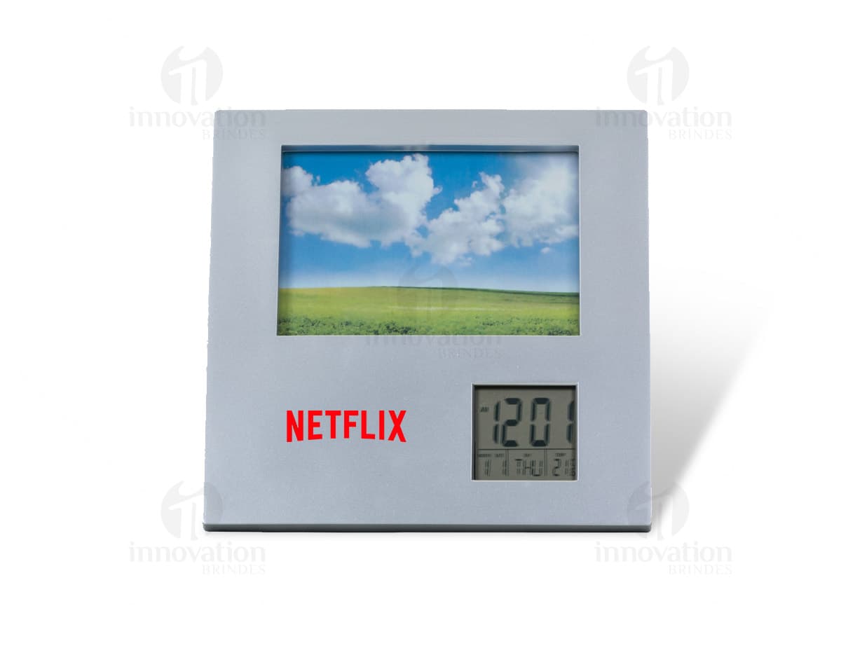 Porta retrato com relógio de mesa em estilo moderno com moldura de metal prateado e visor de vidro. Porta retrato com relógio de mesa em estilo moderno com moldura de metal prateado e visor de vidro.