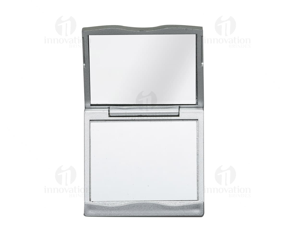 Espelho plástico duplo com aumento, de cor branca, em fundo branco. Cada lado do espelho possui diferentes níveis de ampliação. Espelho plástico duplo com aumento, de cor branca, em fundo branco. Cada lado do espelho possui diferentes níveis de ampliação.