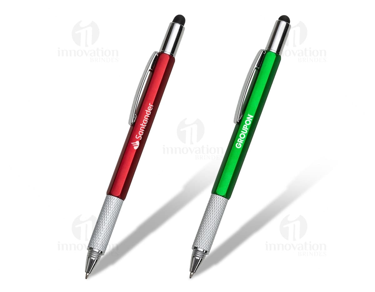 Caneta de metal retrátil com detalhe em borracha, ideal para escrita e desenho. Cor prateada, equipamento de escritório, objeto de trabalho e educação. Caneta de metal retrátil com detalhe em borracha, ideal para escrita e desenho. Cor prateada, equipamento de escritório, objeto de trabalho e educação.