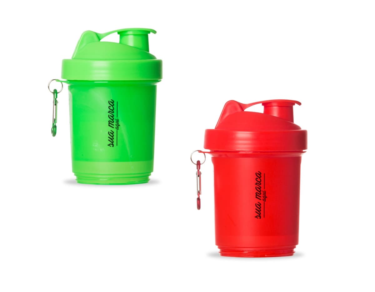 Caneca 400ml plástica com tampa, na cor azul claro, com alça e tampa do mesmo material. Caneca 400ml plástica com tampa, na cor azul claro, com alça e tampa do mesmo material.