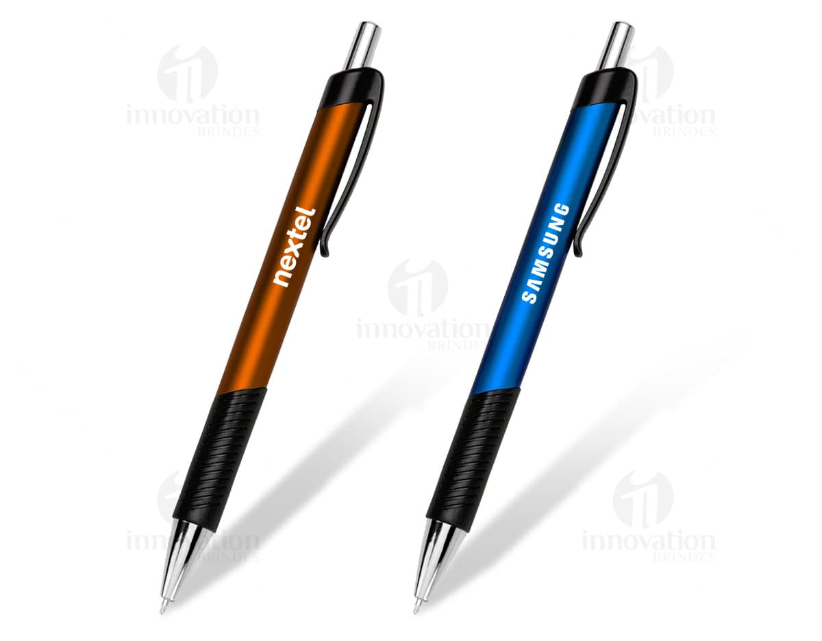 Caneta plástica com grip emborrachado preto e detalhes em prata. Caneta plástica com grip emborrachado preto e detalhes em prata.