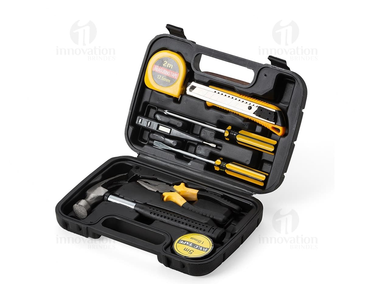 Kit Ferramenta 8 Peças com Estojo em fundo branco. O estojo é preto e tem zíper. As ferramentas são martelo, alicate, chave de fenda, chave inglesa, entre outras. As peças estão organizadas dentro do estojo. Kit Ferramenta 8 Peças com Estojo em fundo branco. O estojo é preto e tem zíper. As ferramentas são martelo, alicate, chave de fenda, chave inglesa, entre outras. As peças estão organizadas dentro do estojo.