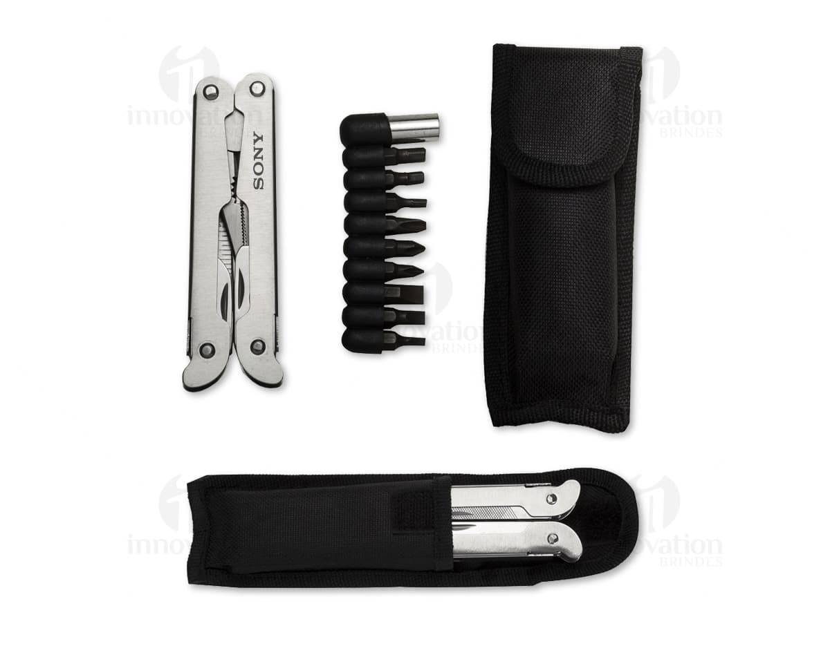 Alicate de metal retrátil com 21 funções mostrado em fundo branco. Alicate de metal retrátil com 21 funções mostrado em fundo branco.