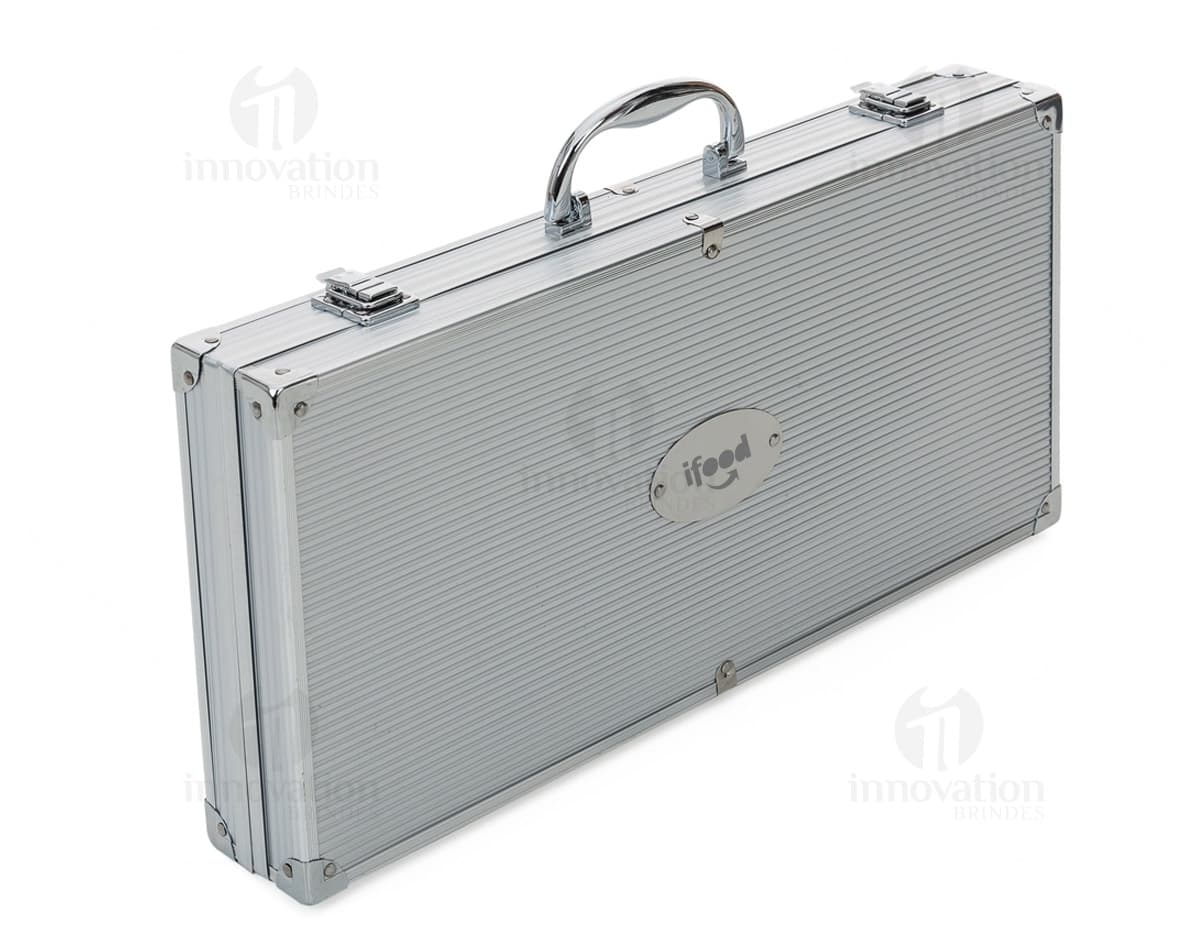 Kit churrasco com 17 peças, composto por facas, garfos, espátula e outros acessórios para churrasco. Kit churrasco com 17 peças, composto por facas, garfos, espátula e outros acessórios para churrasco.
