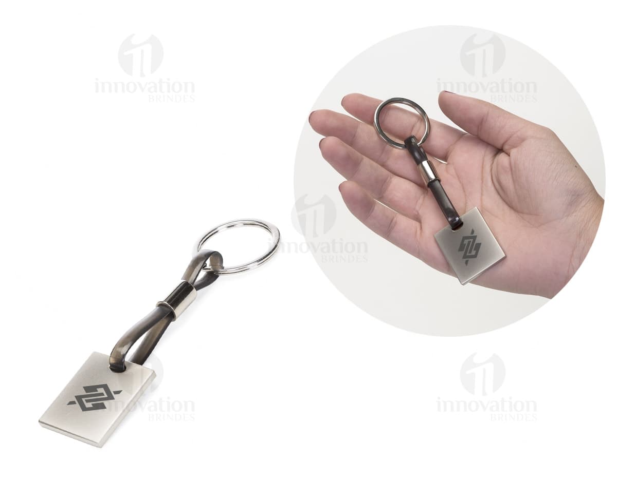 Produto Chaveiro Retangular Metal Anel Cordão, imagem mostrando um chaveiro retangular de metal com um anel e um cordão. Produto Chaveiro Retangular Metal Anel Cordão, imagem mostrando um chaveiro retangular de metal com um anel e um cordão.