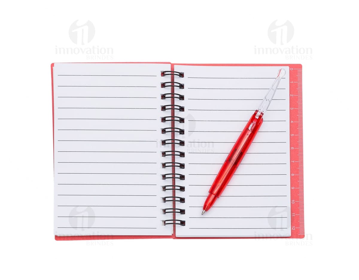 Caderno de couro marrom com capa protetora, aberto e com uma caneta sobre o papel em uma mesa de escritório. Caderno de couro marrom com capa protetora, aberto e com uma caneta sobre o papel em uma mesa de escritório.
