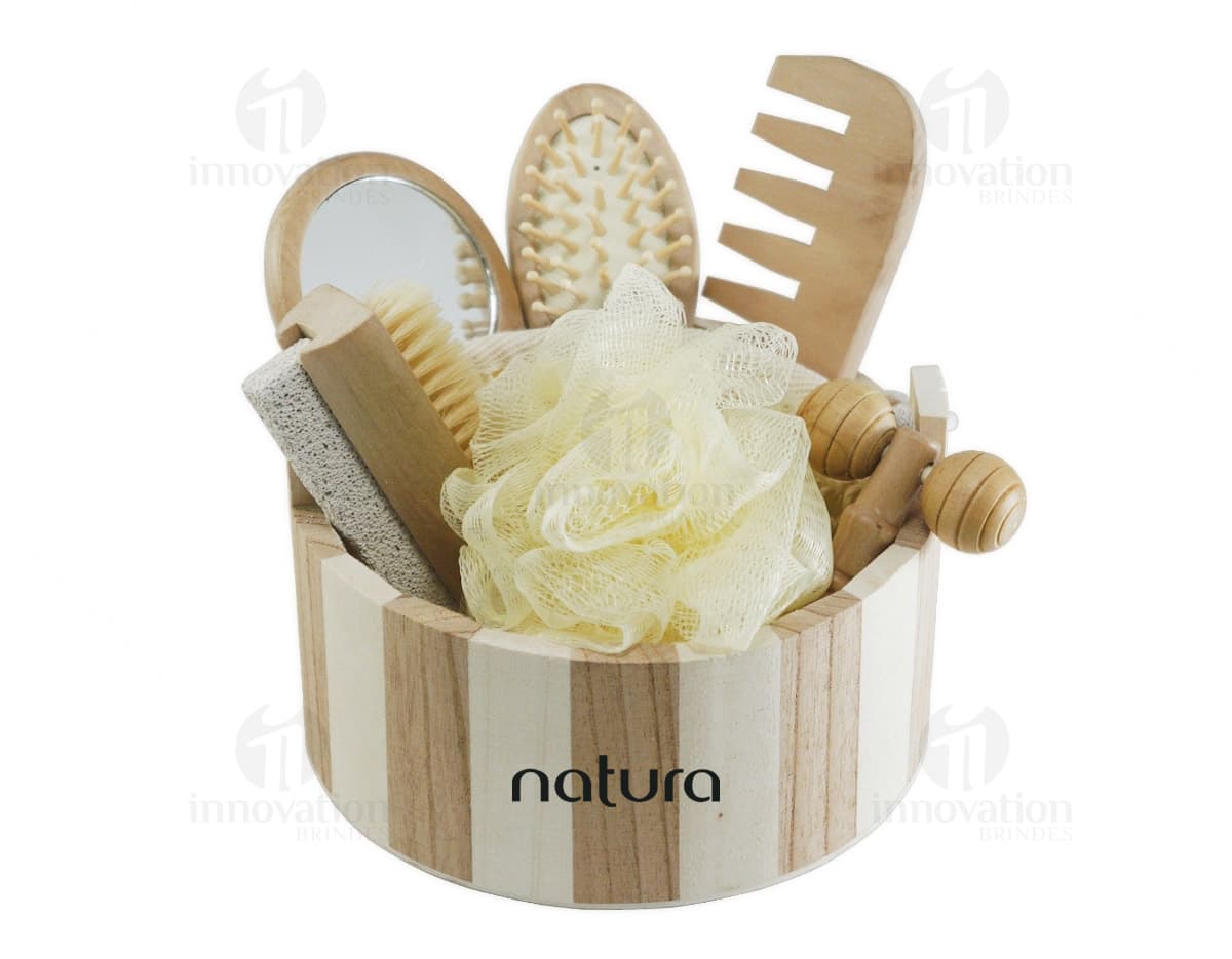 Bloco de anotações de couro sintético em cor marrom, com costura aparente nas bordas e fecho magnético. Páginas internas em papel reciclado e caneta de metal ao lado. Bloco de anotações de couro sintético em cor marrom, com costura aparente nas bordas e fecho magnético. Páginas internas em papel reciclado e caneta de metal ao lado.