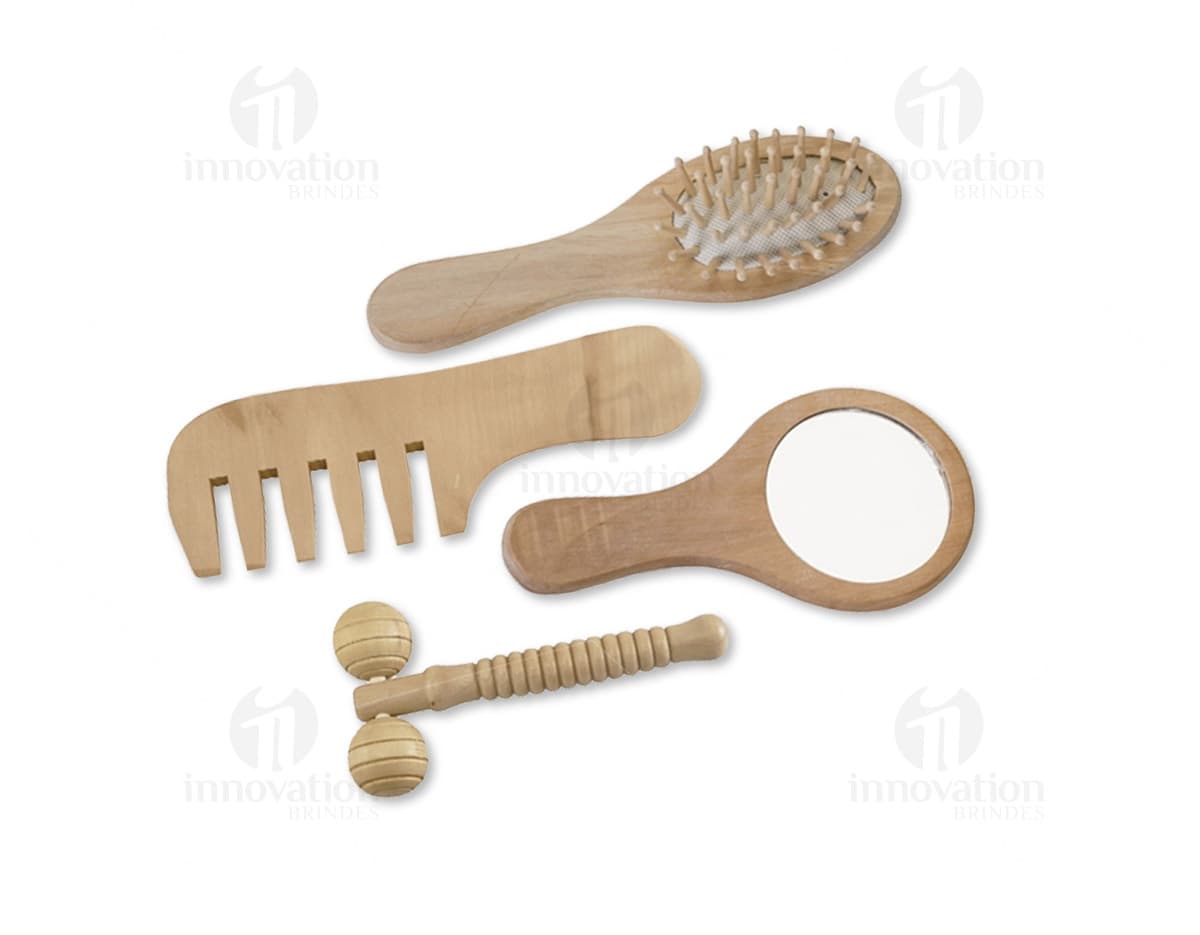 Bloco de anotações de couro sintético em cor marrom, com costura aparente nas bordas e fecho magnético. Páginas internas em papel reciclado e caneta de metal ao lado. Bloco de anotações de couro sintético em cor marrom, com costura aparente nas bordas e fecho magnético. Páginas internas em papel reciclado e caneta de metal ao lado.