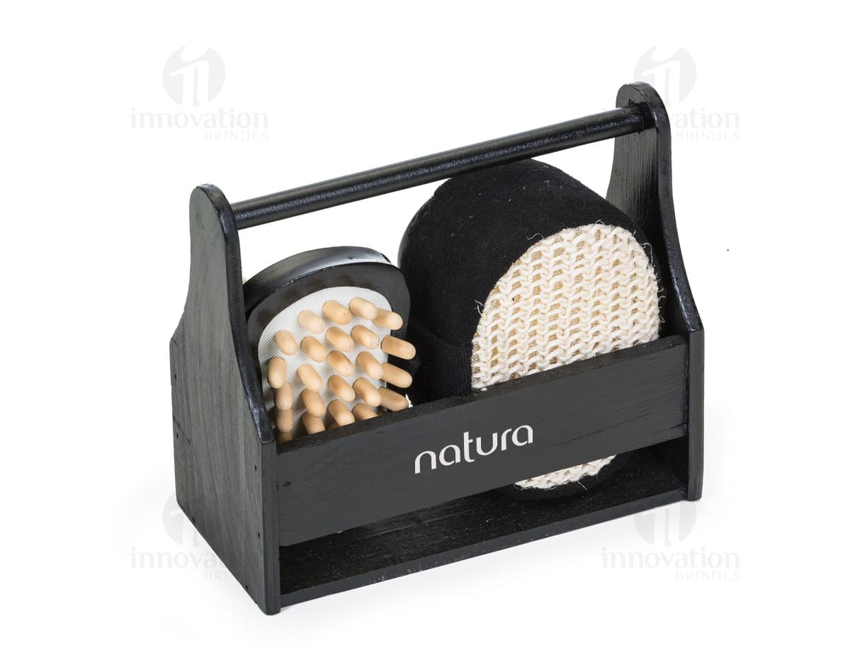 Kit Manicure 7 Peças Estojo em fundo branco mostrando cortador de unha, tesoura, pinça, empurrador de cutícula, lixa, espátula e alicate de unha. Kit Manicure 7 Peças Estojo em fundo branco mostrando cortador de unha, tesoura, pinça, empurrador de cutícula, lixa, espátula e alicate de unha.