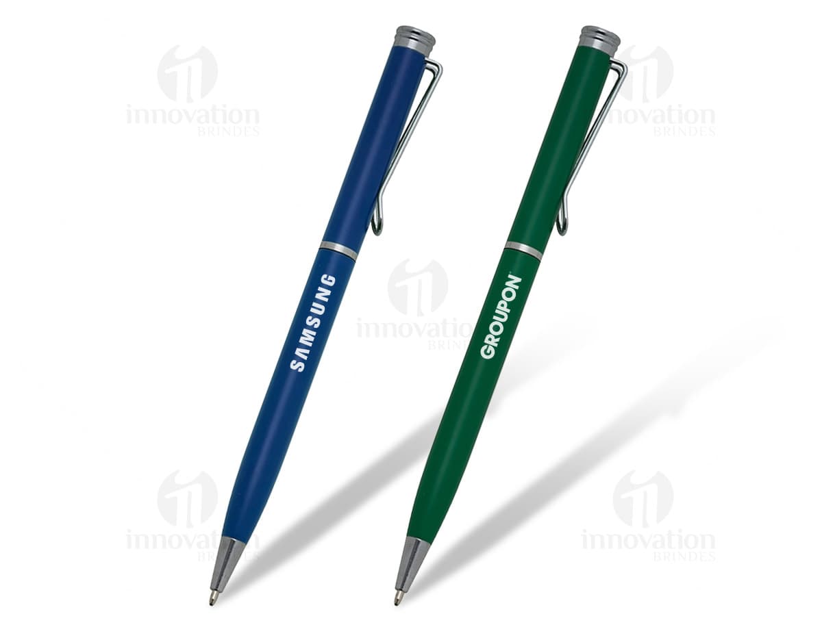 Caneta plástica com cordão em fundo branco. Caneta plástica com cordão em fundo branco.