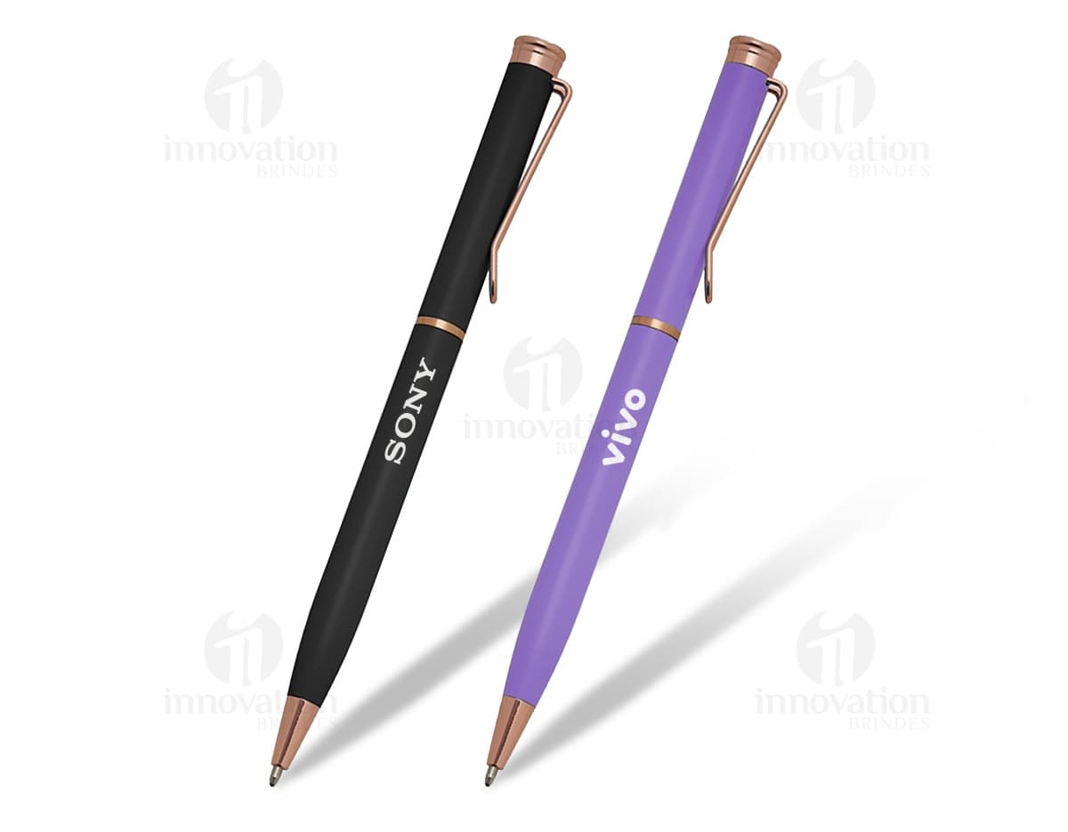 Imagem de uma tábua de queijos com diferentes tipos de queijo, uvas, nozes e azeitonas. Imagem de uma tábua de queijos com diferentes tipos de queijo, uvas, nozes e azeitonas.