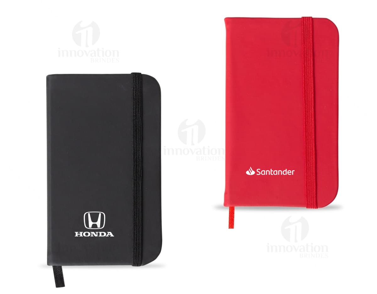 Cabo de dados USB branco com conectores nas extremidades. Cabo de dados USB branco com conectores nas extremidades.