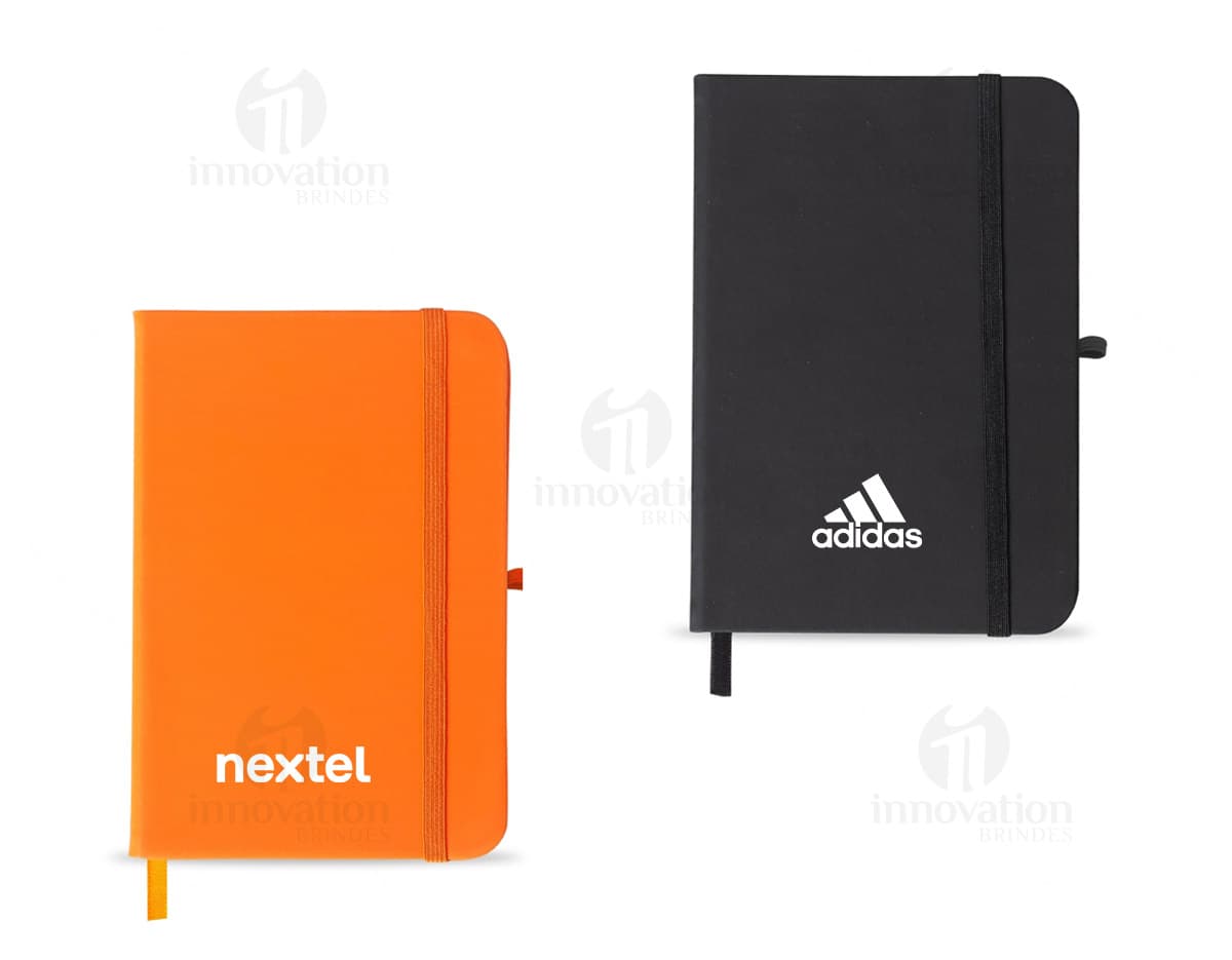 Caderneta emborrachada moleskine pautada em cor azul, com elástico para fechamento e folhas internas pautadas. Caderneta emborrachada moleskine pautada em cor azul, com elástico para fechamento e folhas internas pautadas.