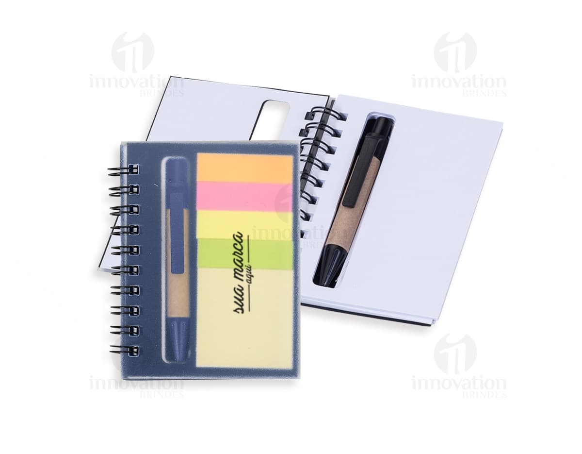 Kit com 6 porta copos em formato quadrado, feitos de madeira e com estampas variadas em tons de azul, verde e branco. Cada porta copo possui uma camada de proteção para evitar manchas e arranhões na superfície da mesa. Kit com 6 porta copos em formato quadrado, feitos de madeira e com estampas variadas em tons de azul, verde e branco. Cada porta copo possui uma camada de proteção para evitar manchas e arranhões na superfície da mesa.