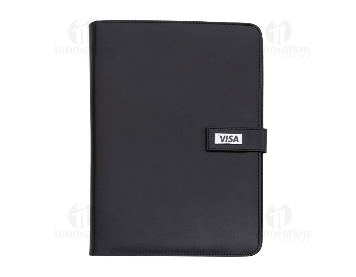 Kit com 6 porta copos de diferentes cores e estampas, disponíveis em uma mesa de madeira. Kit com 6 porta copos de diferentes cores e estampas, disponíveis em uma mesa de madeira.