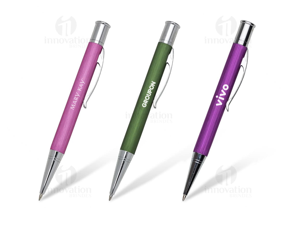 Caneta, objetos de escrita em metal prateado e preto, ideais para uso no escritório, escola ou em casa. A caneta possui ponta de bola com tinta preta e a lapiseira tem ponta afiada, prontos para uso em papel, caderno ou documento. Kit moderno e prático para desenho, assinatura, escrita ou trabalho financeiro. Caneta, objetos de escrita em metal prateado e preto, ideais para uso no escritório, escola ou em casa. A caneta possui ponta de bola com tinta preta e a lapiseira tem ponta afiada, prontos para uso em papel, caderno ou documento. Kit moderno e prático para desenho, assinatura, escrita ou trabalho financeiro.