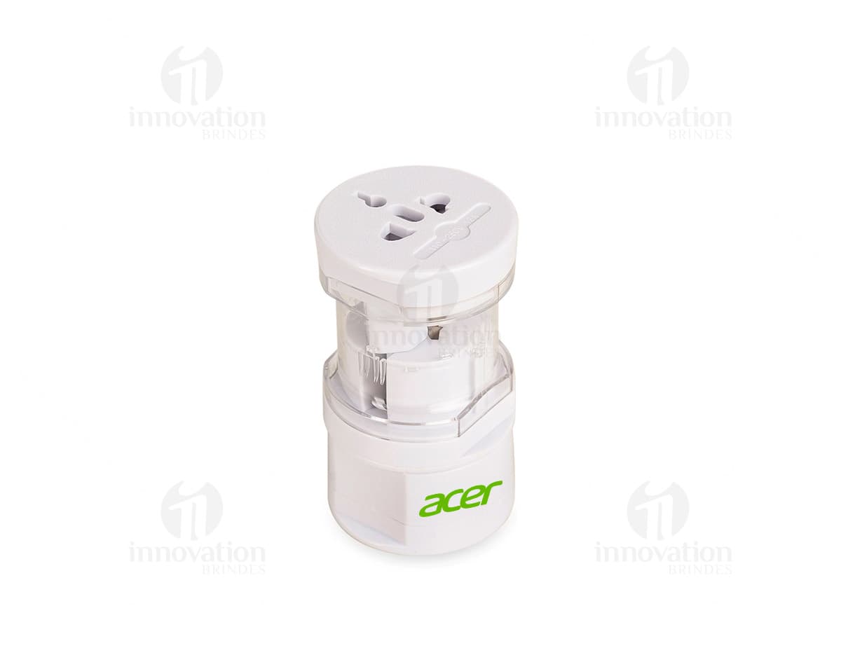 Adaptador USB branco, pequeno e conector fêmea na ponta, com logo da marca discretamente impresso. Adaptador USB branco, pequeno e conector fêmea na ponta, com logo da marca discretamente impresso.