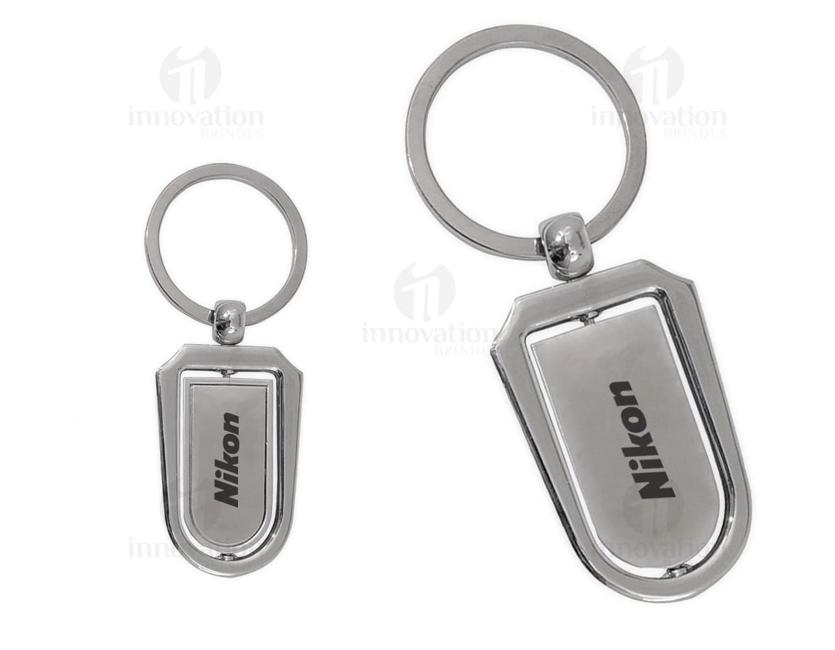Chaveiro de metal giratório em fundo branco. Chaveiro de metal giratório em fundo branco.