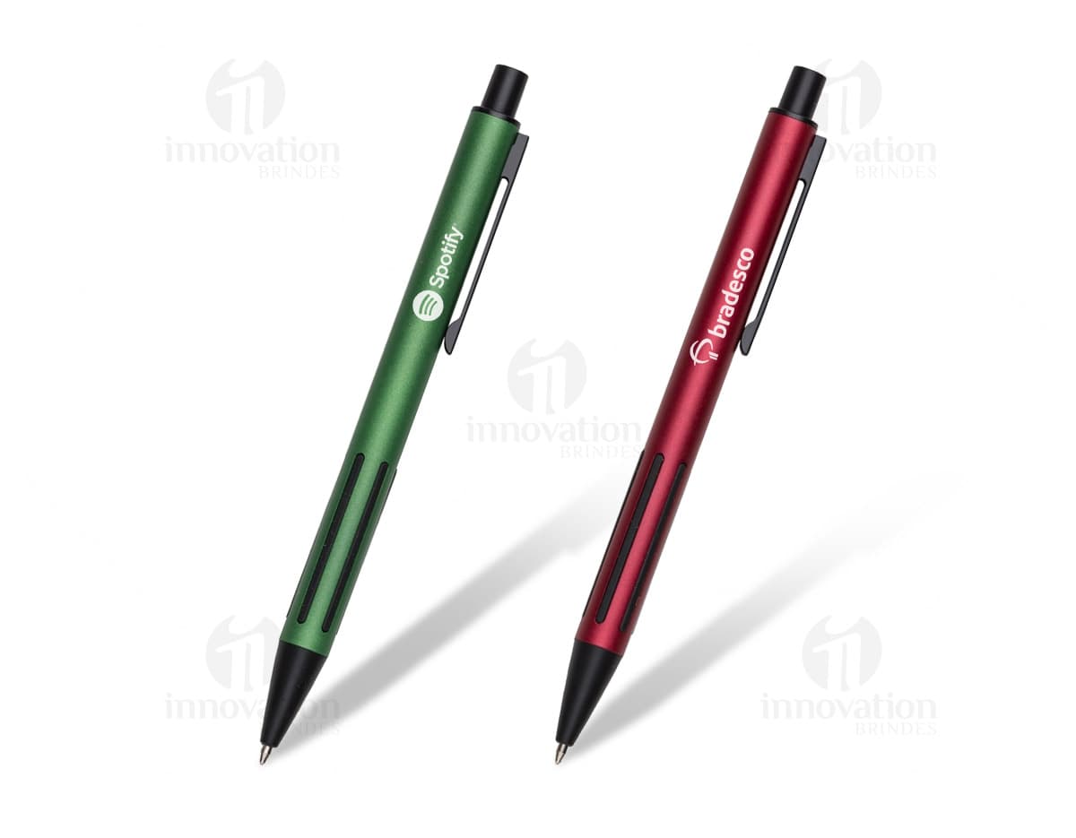 Caneta de metal de cor prateada com detalhes adornados em preto e logotipo desbotado da marca. Caneta de metal de cor prateada com detalhes adornados em preto e logotipo desbotado da marca.
