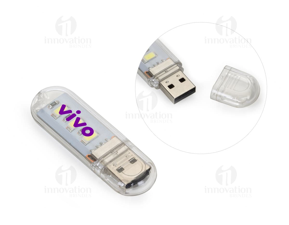 Luminária plástica USB com LED em cor branca, ligada em um ambiente escuro. Luminária plástica USB com LED em cor branca, ligada em um ambiente escuro.