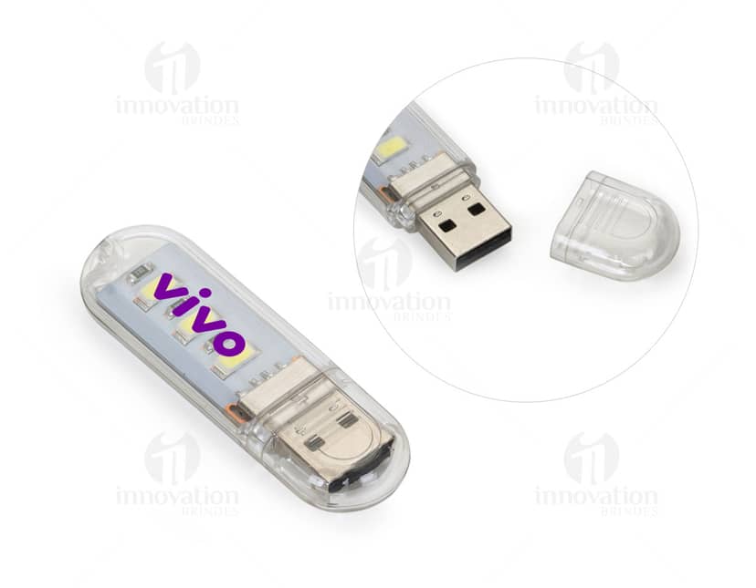 Luminária plástica USB com LED em cor branca, ligada em um ambiente escuro.