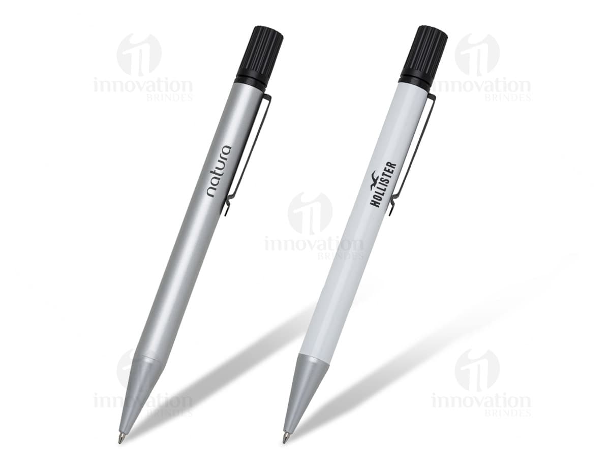 Adaptador Universal com conectores de diferentes tamanhos e formatos. Adaptador Universal com conectores de diferentes tamanhos e formatos.