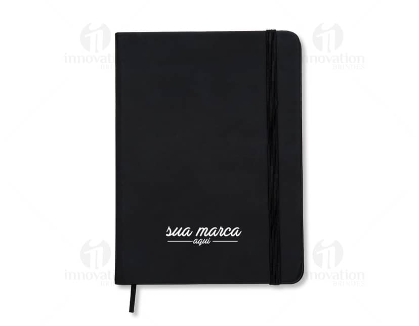 Kit com 6 porta copos em formato redondo, feitos de madeira e com estampas coloridas de frutas variadas. Cada porta copo possui uma base antiderrapante, ideal para proteger superfícies de móveis contra manchas e arranhões.