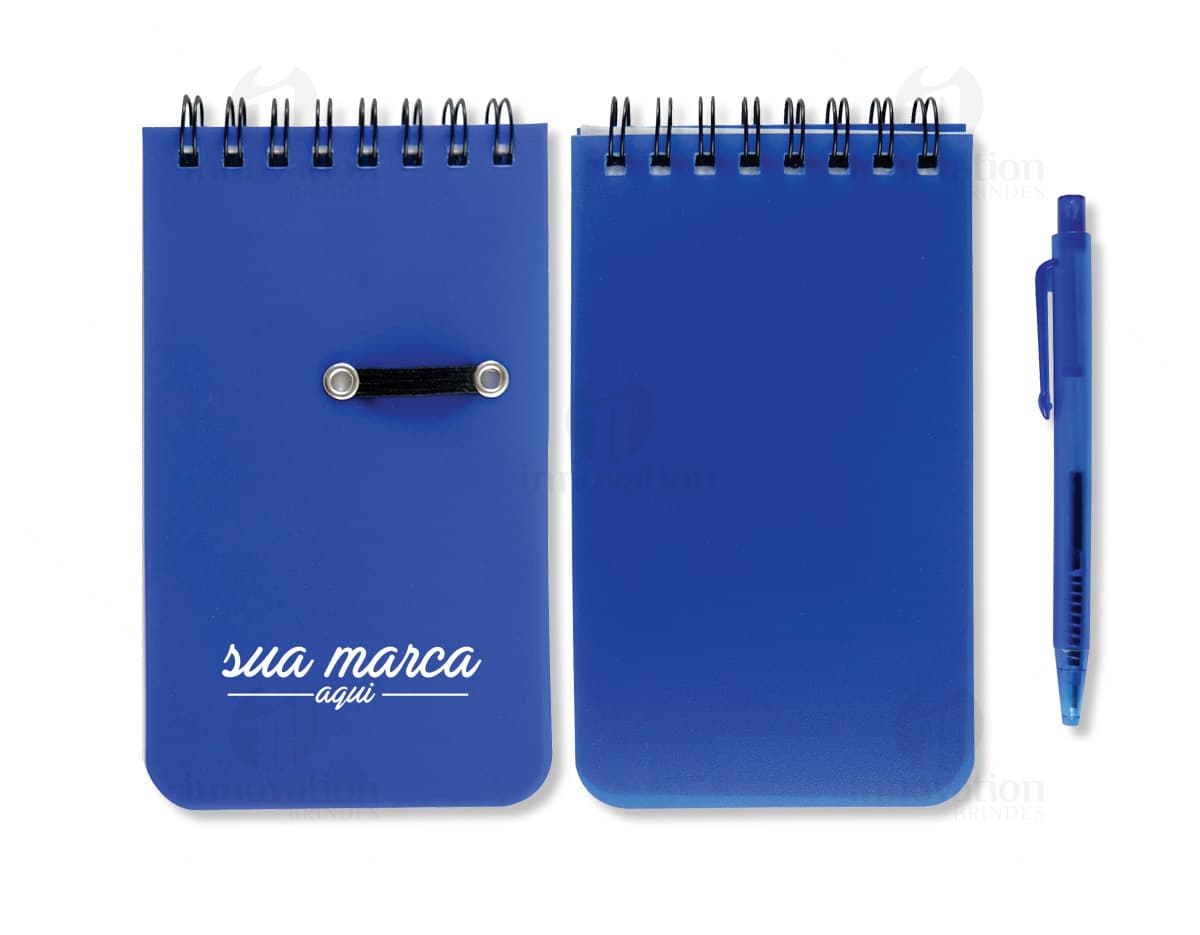 Um bloco de couro sintético com um suporte para apoiar. Um bloco de couro sintético com um suporte para apoiar.