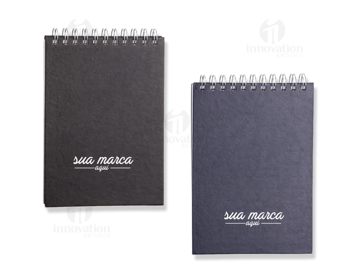Moedor manual compacto e funcional em fundo branco. Moedor manual compacto e funcional em fundo branco.