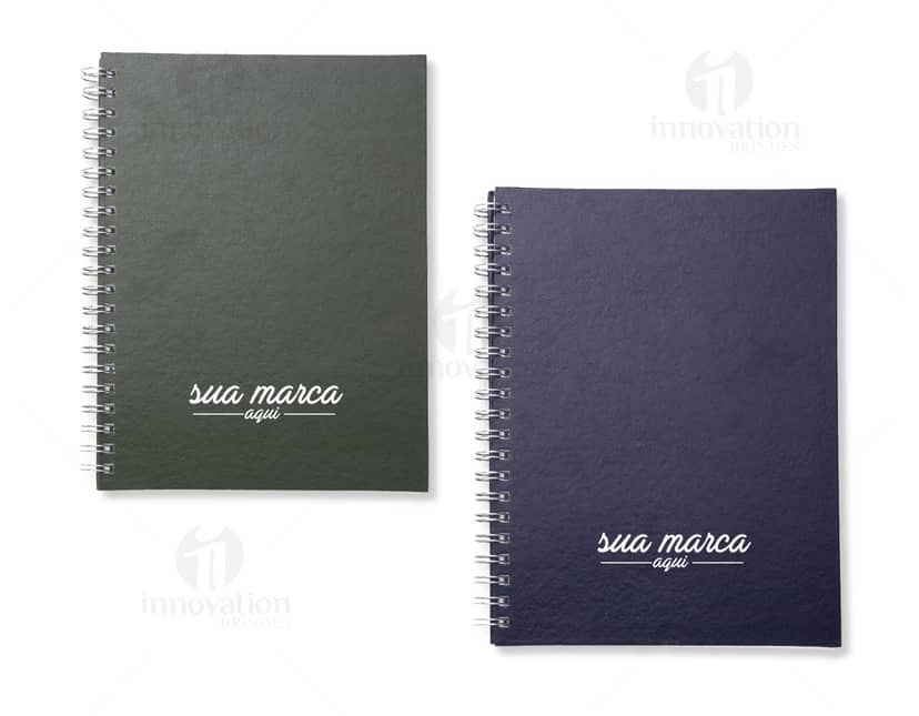 Kit com 6 porta copos em formato redondo, feitos de silicone colorido em tons de azul, verde e rosa. Cada porta copo possui desenhos de frutas e folhas como estampa.