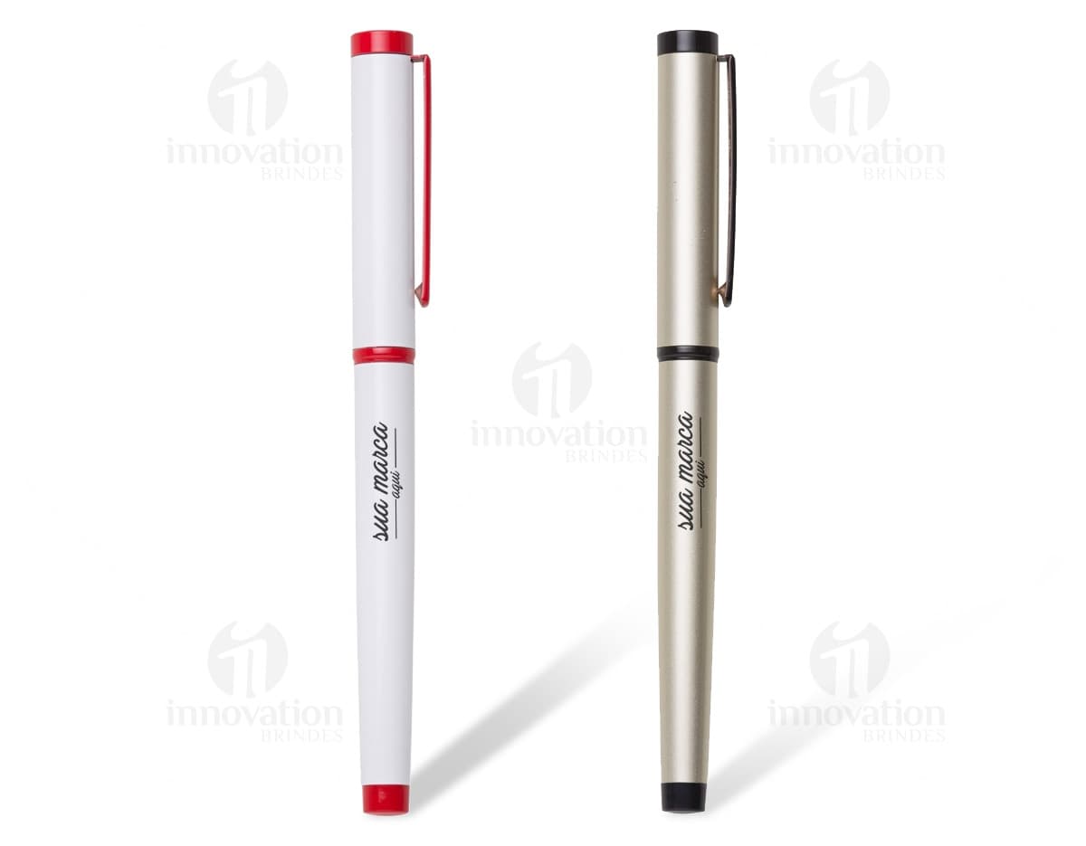 Caneta metálica cromada com design elegante e mecanismo de clique acionado. Caneta metálica cromada com design elegante e mecanismo de clique acionado.